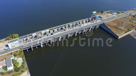 汽车沿着基辅水电站的大坝行驶乌克兰维什戈罗德第聂伯河发电厂视频的预览图