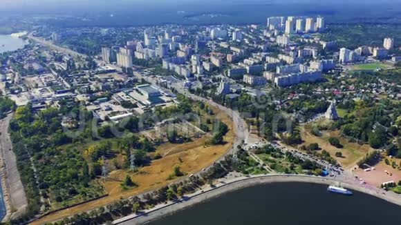 维什戈罗德鸟瞰图基辅附近有水电站的城市夏天的维什霍罗德视频的预览图