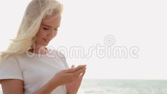 一对夫妇坐在日落海滩的秋千上视频的预览图