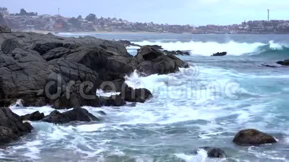 智利昆泰受海浪冲击的岩石海岸视频的预览图