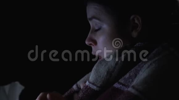 病女裹着毯子打喷嚏患季节性流感特写视频的预览图