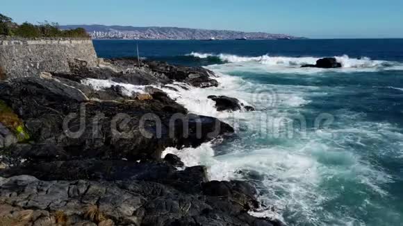 智利多岩石海岸维拉德尔马遭受巨浪视频的预览图