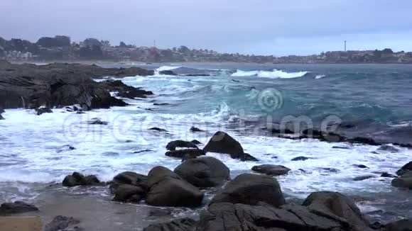 智利昆泰岩石海岸遭受海浪冲击视野开阔视频的预览图