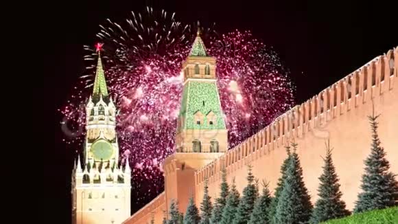 莫斯科克里姆林宫和烟花庆祝胜利日庆祝二战红场莫斯科俄罗斯视频的预览图