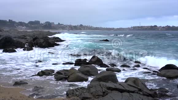 昆泰智利岩石海岸被海浪冲击慢动作视频的预览图