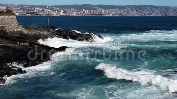 智利多岩石海岸的维拉德尔马受到海浪的冲击慢动作视频的预览图