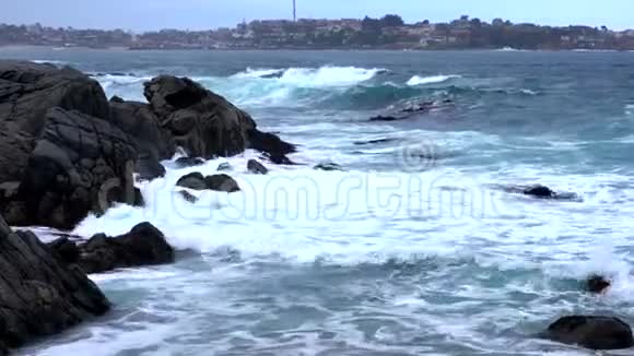 智利昆泰受海浪冲击的岩石海岸低角度视频的预览图