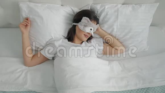 睡过头的女人醒得很晚视频的预览图