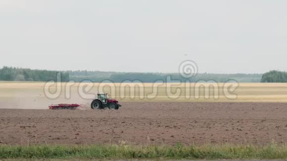 具有多功能单元的动力拖拉机进行耕作耕作和压实视频的预览图