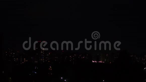 城市上空夜空中的闪电视频的预览图