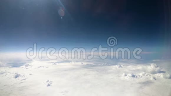 从机舱内的飞机窗口可以看到白云和蓝天视频的预览图