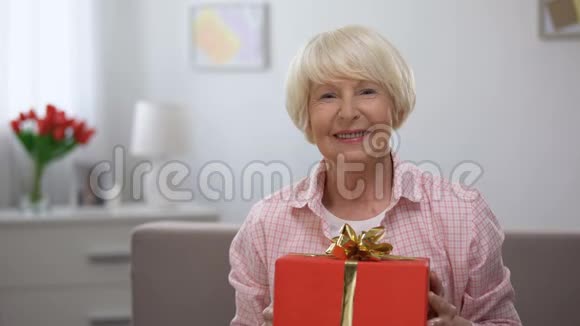 高级女性快乐在镜头前展示礼品盒生日庆典礼物视频的预览图