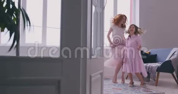 充满爱意的家庭年轻的母亲和她的女儿在托儿所里玩耍妈妈和女儿正在跳舞视频的预览图
