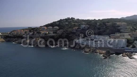 西班牙海岸地中海SantFeliudeGuixols加泰罗尼亚夏季时间Drone航班在4K视频的预览图