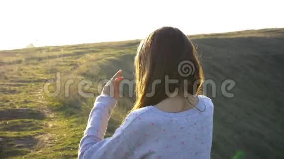 女孩的肖像微笑情感在夕阳的阳光照射下自然hils与场视频的预览图