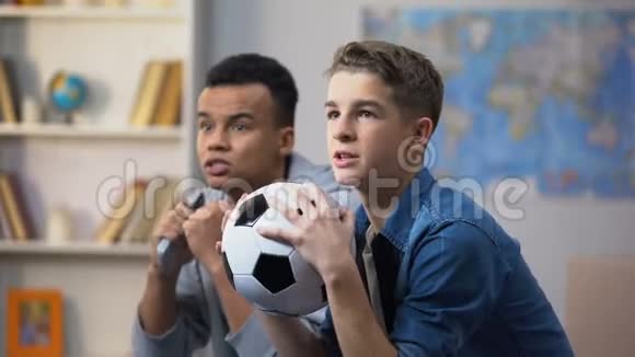 多种族的男性朋友为足球队欢呼对成功的比赛感到高兴视频的预览图