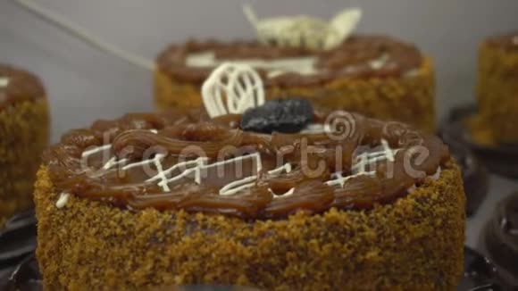 冷却的蛋糕或馅饼是用白巧克力装饰的顶部手工制作甜点蛋糕视频的预览图