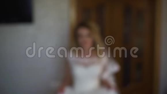 年轻女子微笑着对着镜头摆姿势展示着连衣裙慢动作视频的预览图
