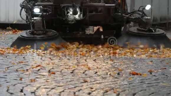 清洗机刷除秋街黄色落叶秋天清理树叶沥青机视频的预览图