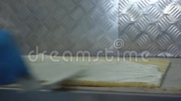 糖果师把奶油涂在饼干卷上蛋糕烘焙产品手工制作带有焦糖或视频的预览图