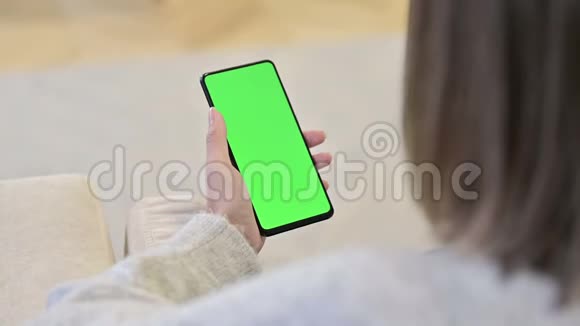 女士使用Chroma键屏幕智能手机视频的预览图
