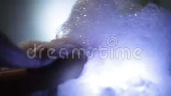 土耳其浴哈曼在美丽的肥皂泡沫下的臀部按摩视频的预览图