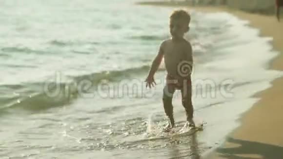 在4k波光粼粼的蓝色海水中儿童可爱的小腿特写视频的预览图
