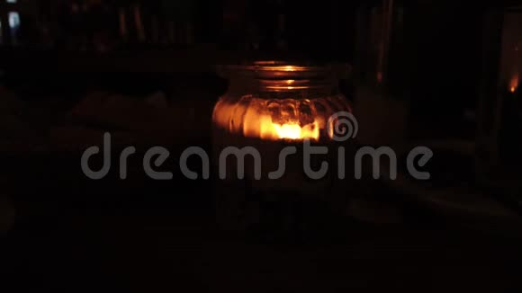 咖啡桌上的玻璃蜡烛视频的预览图