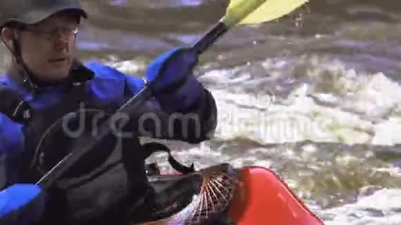 一个皮划艇在水沫特写镜头中划桨视频的预览图