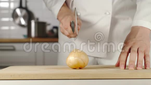 下厨做饭时在木板上切洋葱头视频的预览图