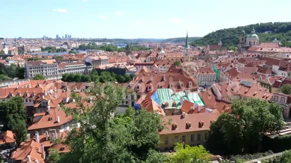 布拉格城市景观从赫拉德钦城堡垂直潘视频的预览图