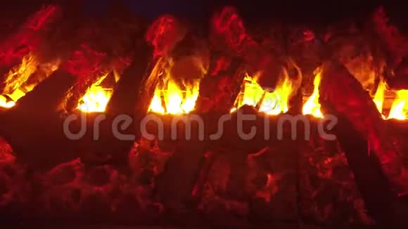 带有火焰的人造壁炉假的菲尔伍德4k50fps视频的预览图