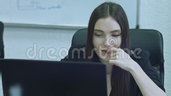 有魅力的年轻女性在工作场所使用电脑上班族正在集中精力做她的工作视频的预览图