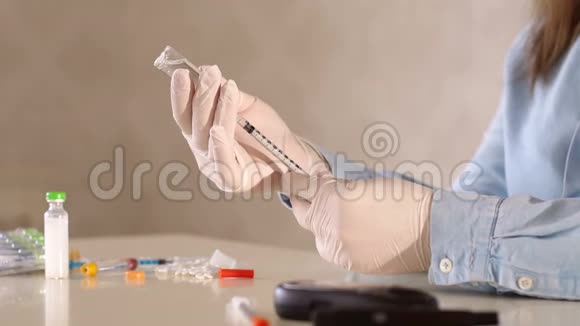 一个戴手套的女孩正在用胰岛素注射器中提取短效胰岛素视频的预览图