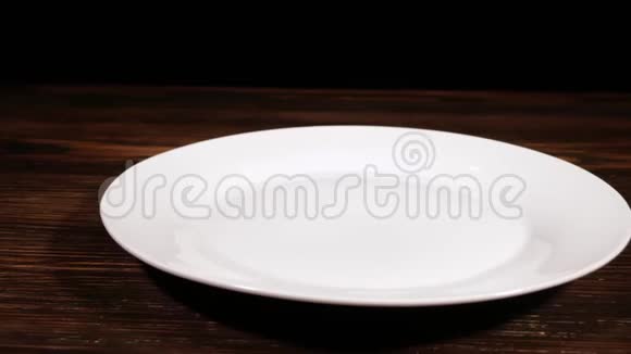 一块开胃的烤肉放在一个白色的盘子准备上猪肉牛排视频的预览图