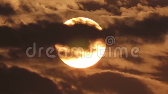 多云的日落五颜六色的天空背景橘色天空中的大太阳视频的预览图