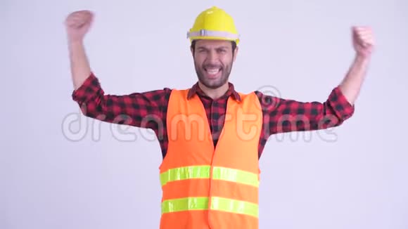 快乐的留胡子的波斯人建筑工人弯曲双臂视频的预览图