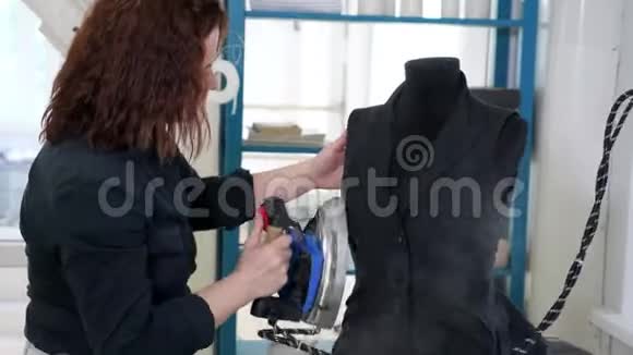 裁剪车间用蒸汽在人体模型上无缝工作熨烫背心视频的预览图