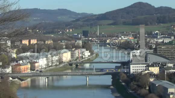 从Moenchsberg到奥地利萨尔茨堡萨尔扎克河的景色视频的预览图