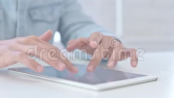 在平板电脑上做创意工作的年轻人的双手视频的预览图