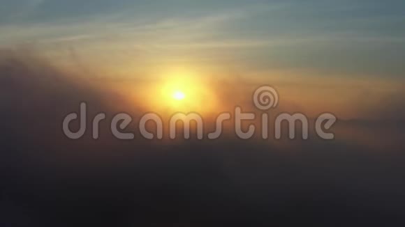 在云层中间飞行黎明越过大海和山脉俄罗斯普里莫斯基克拉伊视频的预览图
