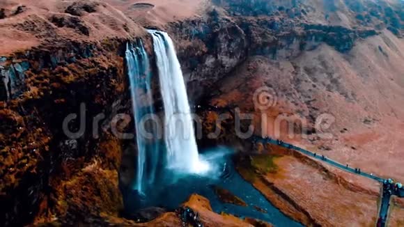 冰岛瀑布风景鸟瞰视频的预览图