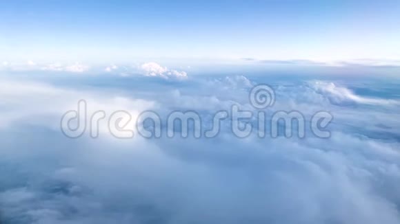 日光下从飞机窗口空中俯瞰蓬松的白云和天空视频的预览图