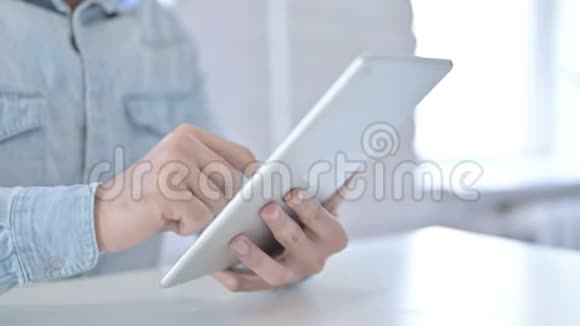 在现代办公中使用平板电脑将年轻人的手收起来视频的预览图