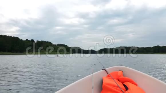 渔船在船上移动视野视频的预览图