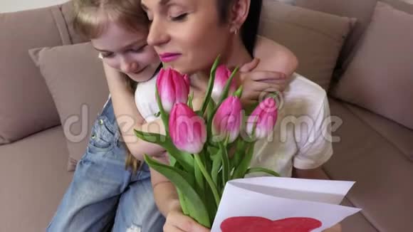 女儿惊喜的母亲带着一束郁金香母亲节概念视频的预览图