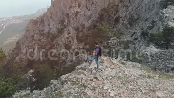 在山上拍照的人视频的预览图