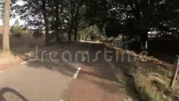 荷兰Veluwe国家公园Posbank沥青路上的下坡自行车视频的预览图