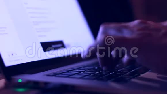 笔记本电脑键盘打字双手触摸笔记本电脑键盘上的打字视频的预览图