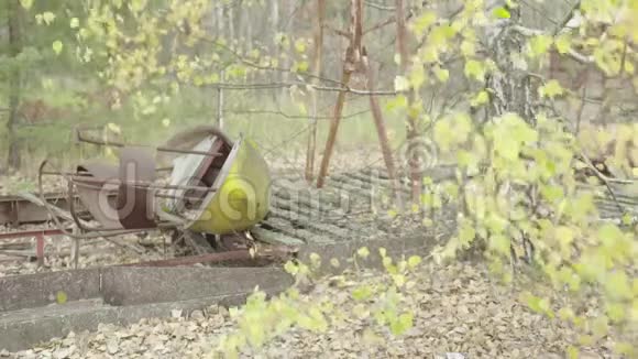 切尔诺贝利禁区匹皮亚特市中心废弃的公园视频的预览图